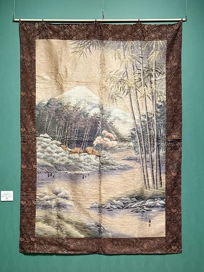 国立歴史民俗博物館「野村正治郎とジャポニスムの時代」会場より　第1章「美術商としての活動 — 対外交流」　《富士山図》款記「景年」　明治時代後期・19世紀末期