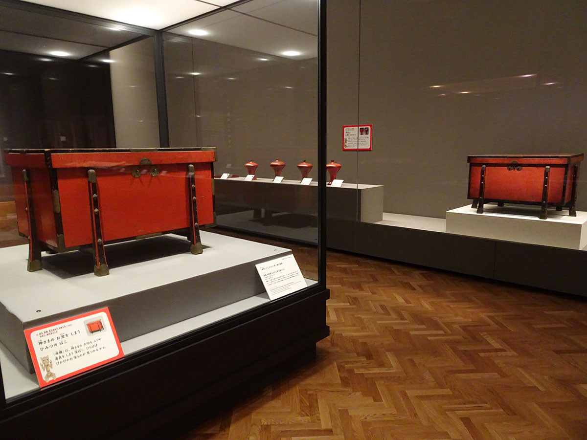 第1章 「根来の起源」展示風景：左：国宝《唐櫃（熊野速玉大社古神宝類のうち）》南北朝時代 明徳元年（1390）和歌山 熊野速玉大社、右：《唐櫃》個人蔵／子守宮伝来　展覧会初出陳