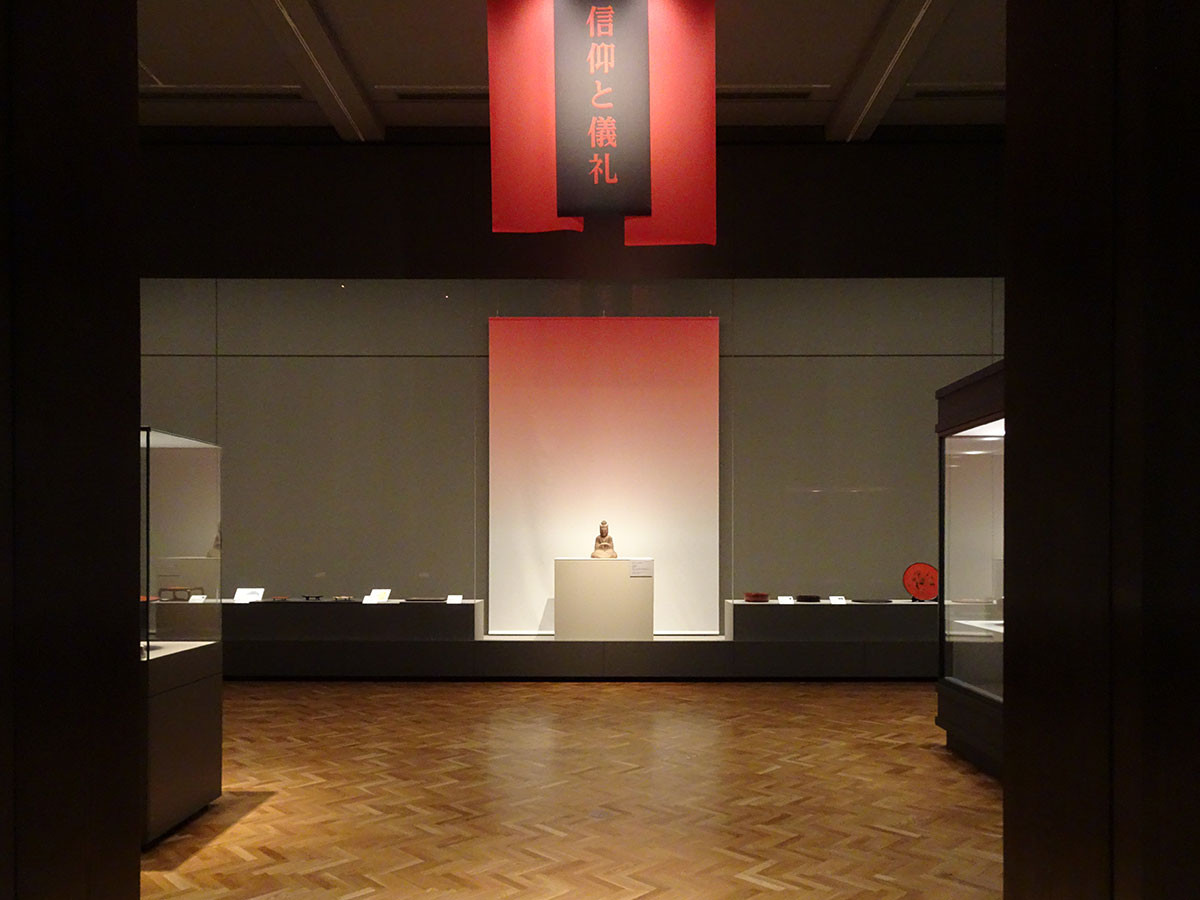 第2章「根来とその周辺」展示風景:正面 和歌山県指定文化財《丹生明神坐像》鎌倉時代 13世紀 和歌山 龍谷寺