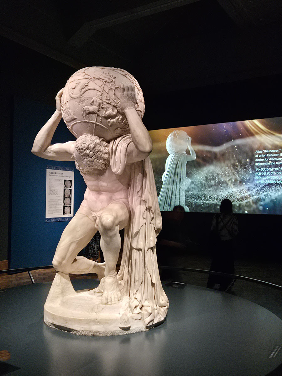 《ファルネーゼのアトラス》展示風景　西暦２世紀　ナポリ国立考古学博物館