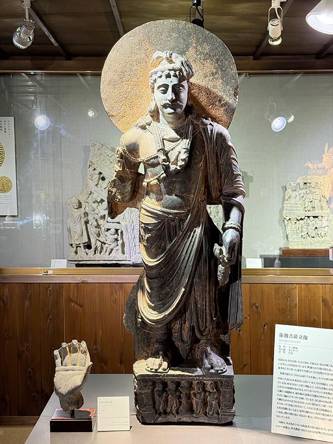 浜名梱包輸送 シルクロード・ミュージアム「シルクロードのコイン美術とその周辺」会場より　《弥勒菩薩立像》ガンダーラ　2〜3世紀