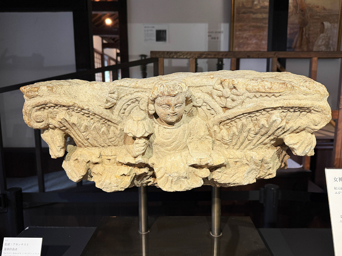 浜名梱包輸送 シルクロード・ミュージアム「シルクロードのコイン美術とその周辺」会場より 《柱頭:アカンサスと蓮華供養者》