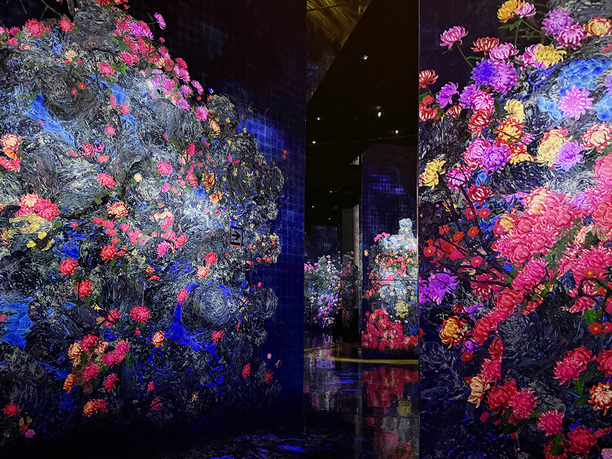 チームラボ バイオヴォルテックス 京都」会場より　永遠の今の中で連続する生と死