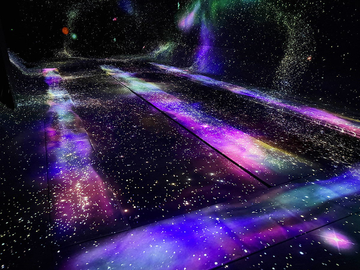 チームラボ バイオヴォルテックス 京都」会場より　マルチジャンピング宇宙