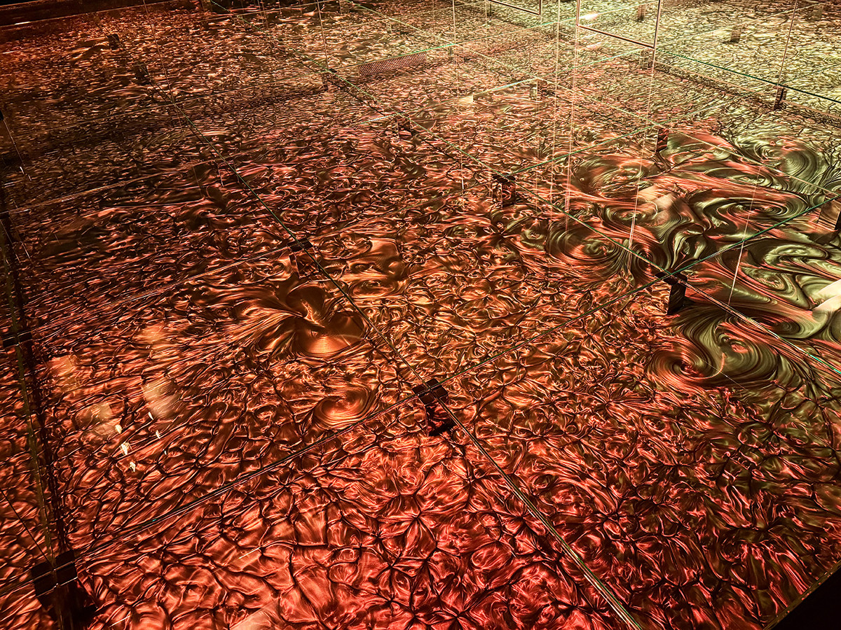 チームラボ バイオヴォルテックス 京都」会場より　生と回帰の無常の抽象