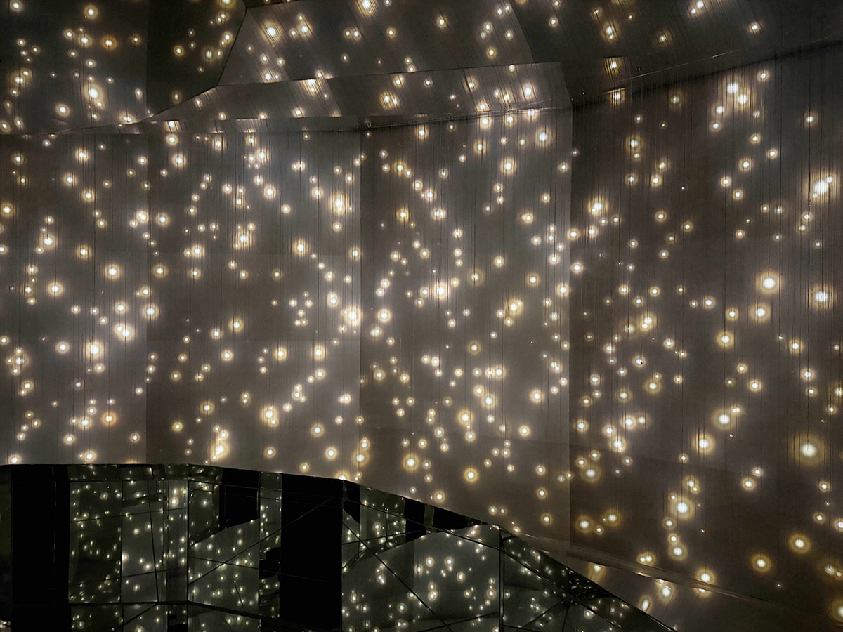 チームラボ バイオヴォルテックス 京都」会場より　質量のない太陽と闇の太陽