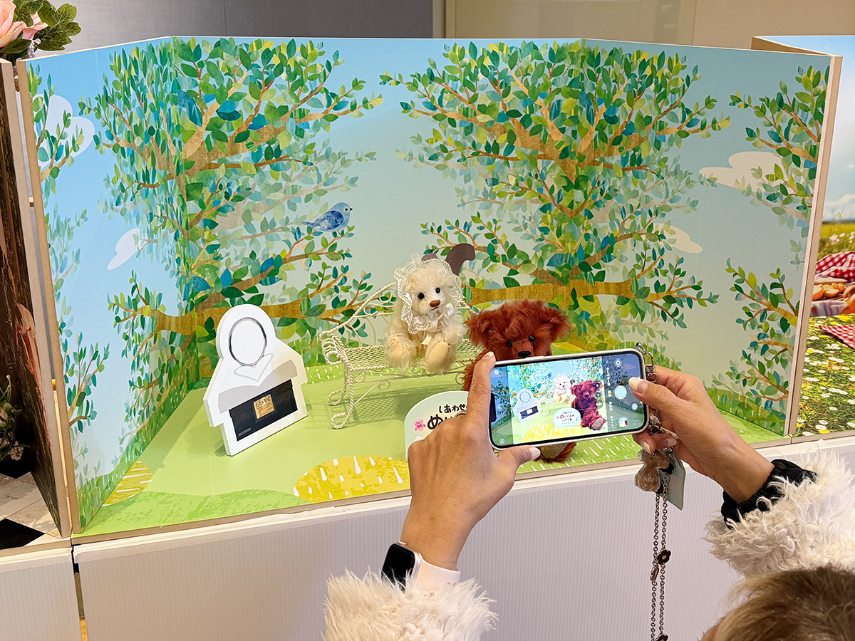 小池千枝コレクション 世界の民俗人形博物館「しあわせのぬいぐるみパーク展」会場より 人気を集めている「ぬい撮りコーナー」