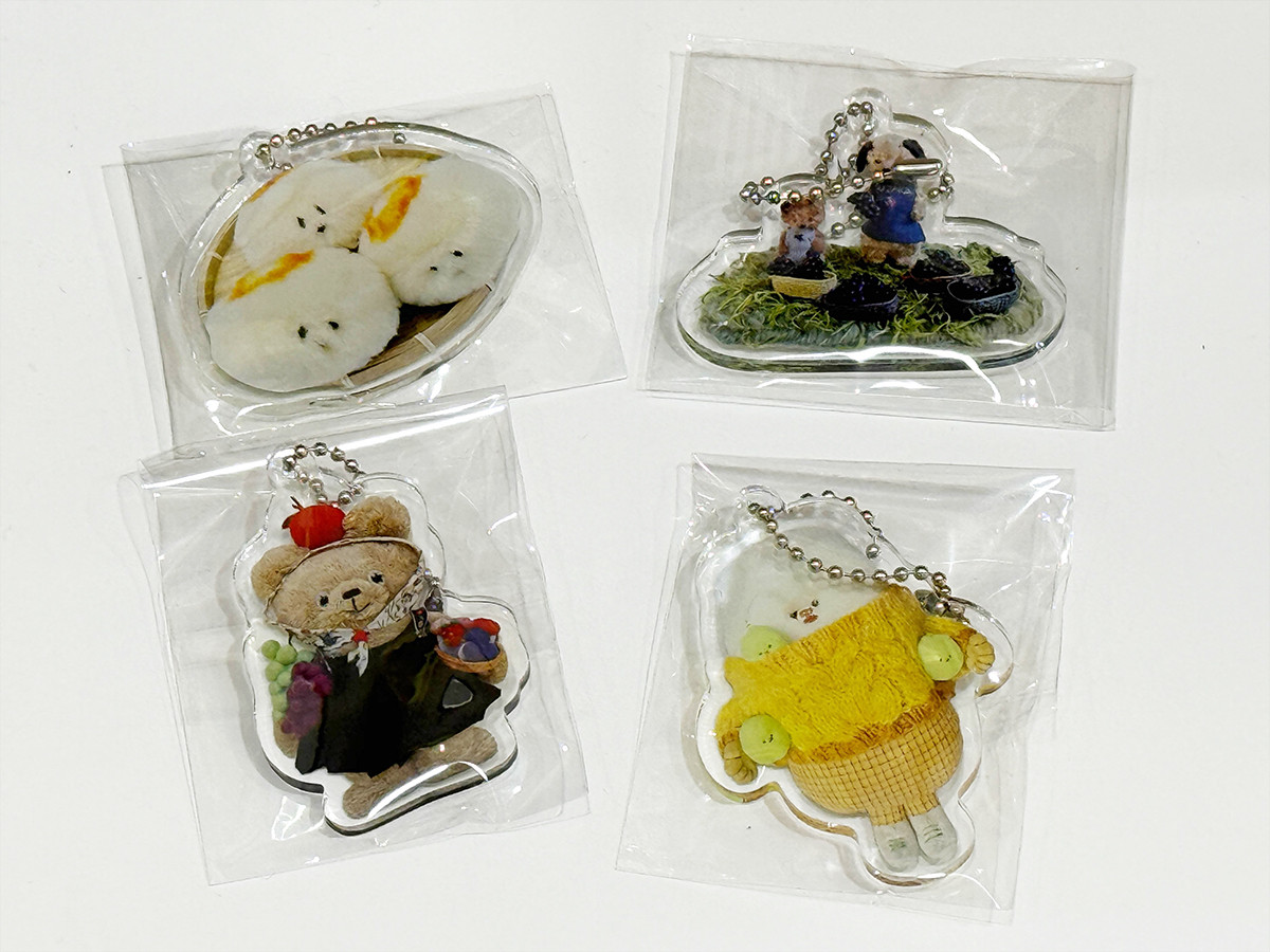 小池千枝コレクション 世界の民俗人形博物館「しあわせのぬいぐるみパーク展」会場より　「ぬいぐるみ作家グッズ」の新製品、アクリルキーホルダー（各600円）