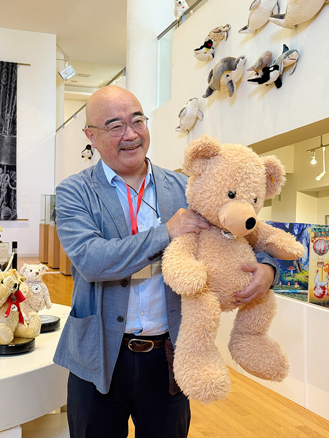 小池千枝コレクション 世界の民俗人形博物館「しあわせのぬいぐるみパーク展」会場より イベントを説明する、日本玩具文化財団 代表理事の佐藤豊彦さん