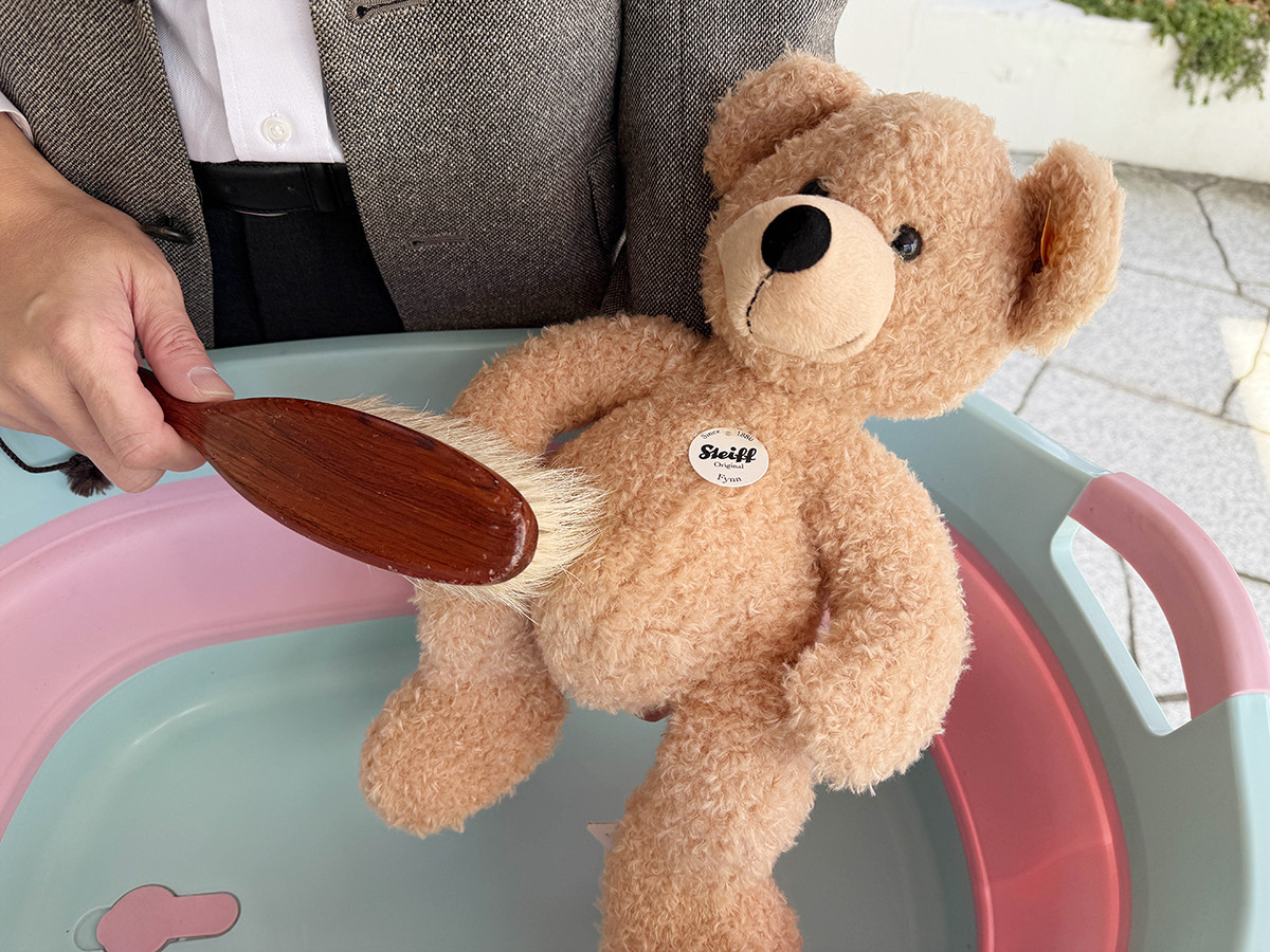 小池千枝コレクション 世界の民俗人形博物館「しあわせのぬいぐるみパーク展」会場より　「ぬいエステ（ぬいぐるみのお手入れ）」レクチャー