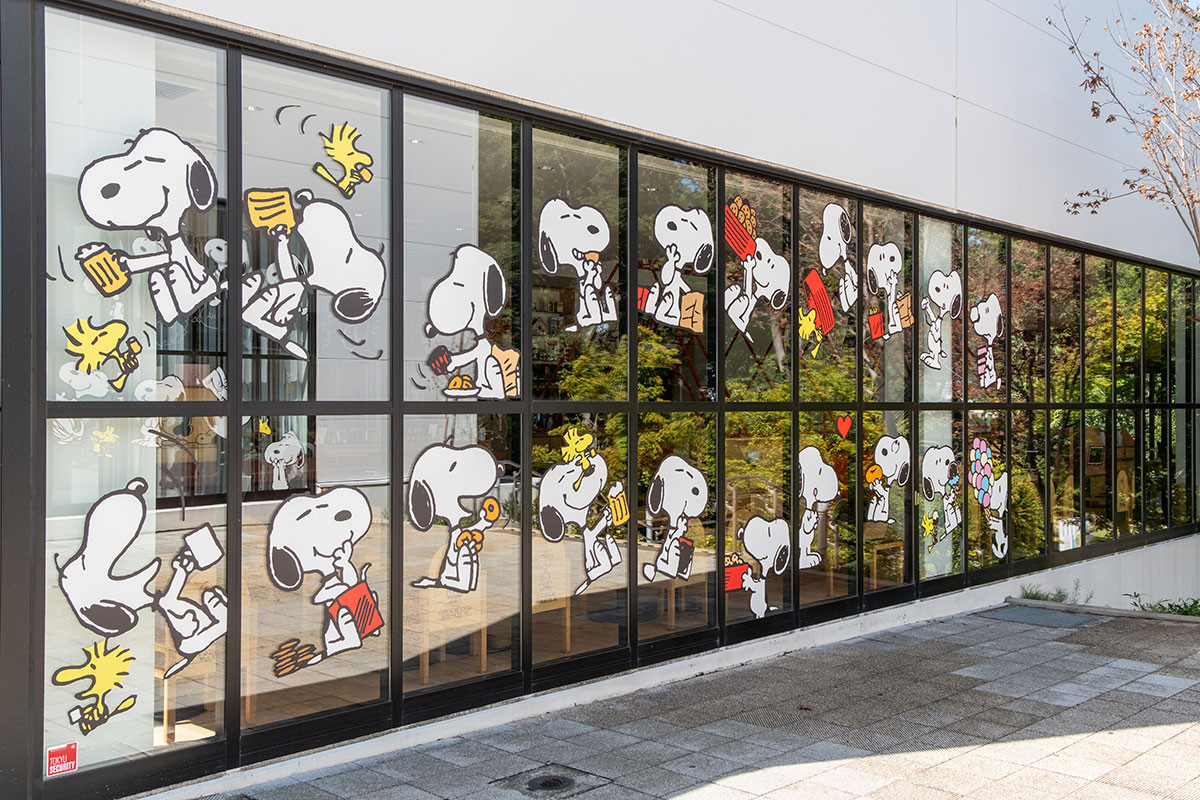 外観もスヌーピーだらけに © 2025 Peanuts