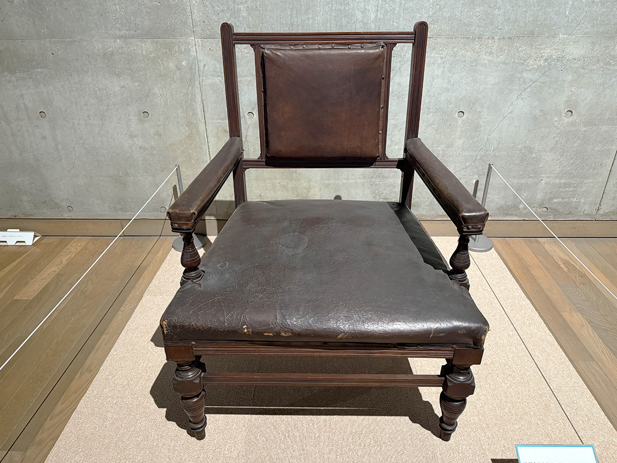 東京藝術大学大学美術館取手館「藝大取手コレクション展 2025」会場より　《伝 岡倉天心使用の椅子》明治時代