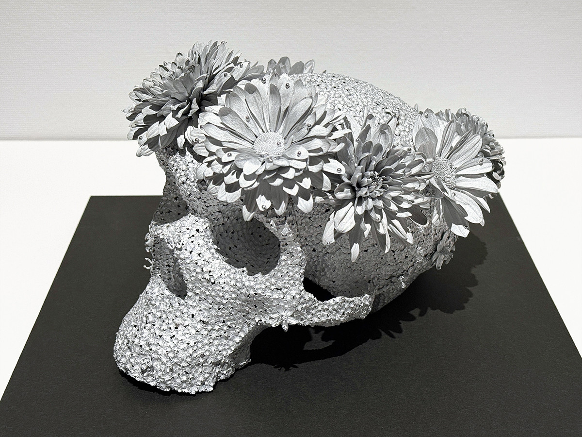 東京藝術大学大学美術館取手館「藝大取手コレクション展 2025」会場より　髙橋賢悟《origin as the flower funeral》2022年　美術研究科美術専攻（工芸研究領域）博士課程修了制作