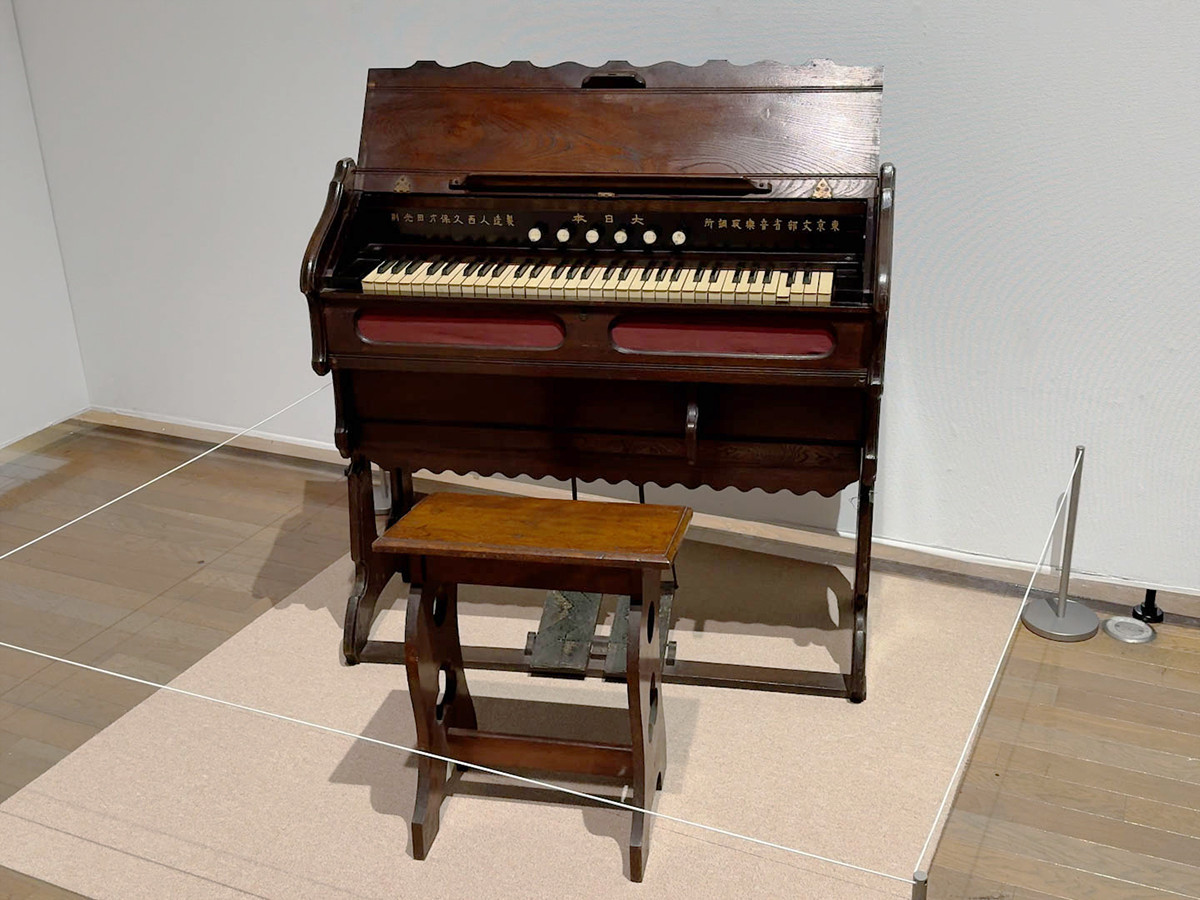 東京藝術大学大学美術館取手館「藝大取手コレクション展 2025」会場より　才田光則《オルガン》1881年