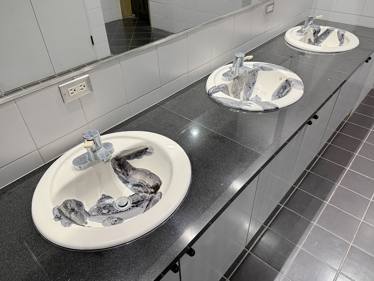 大藪雅孝《裸婦》（男子トイレ洗面器）