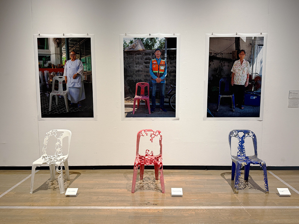 東京藝術大学大学美術館取手館「藝大取手コレクション展 2025」会場より　木戸龍介《Inner Light -Thai Public Chairs-》2023年　美術研究科美術専攻（GAP研究領域）博士課程修了制作