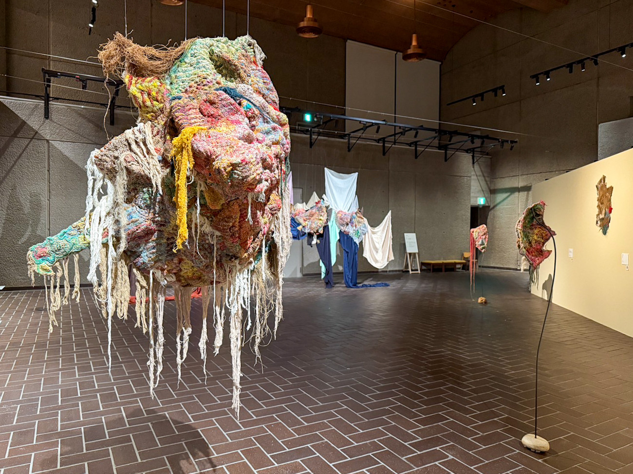 東京都美術館「上野アーティストプロジェクト2025 刺繍―針がすくいだす世界」会場