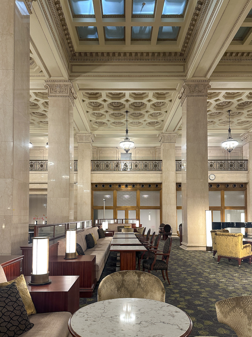 明治生命館「CAFE丸の内」