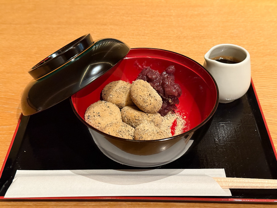 「NEGORO 根来 — 赤と黒のうるし」展 限定スイーツ「冬日和 ~黒ごまきな粉麩餅~」(1,920円 販売期間:2025年11月21日~2026年1月12日)