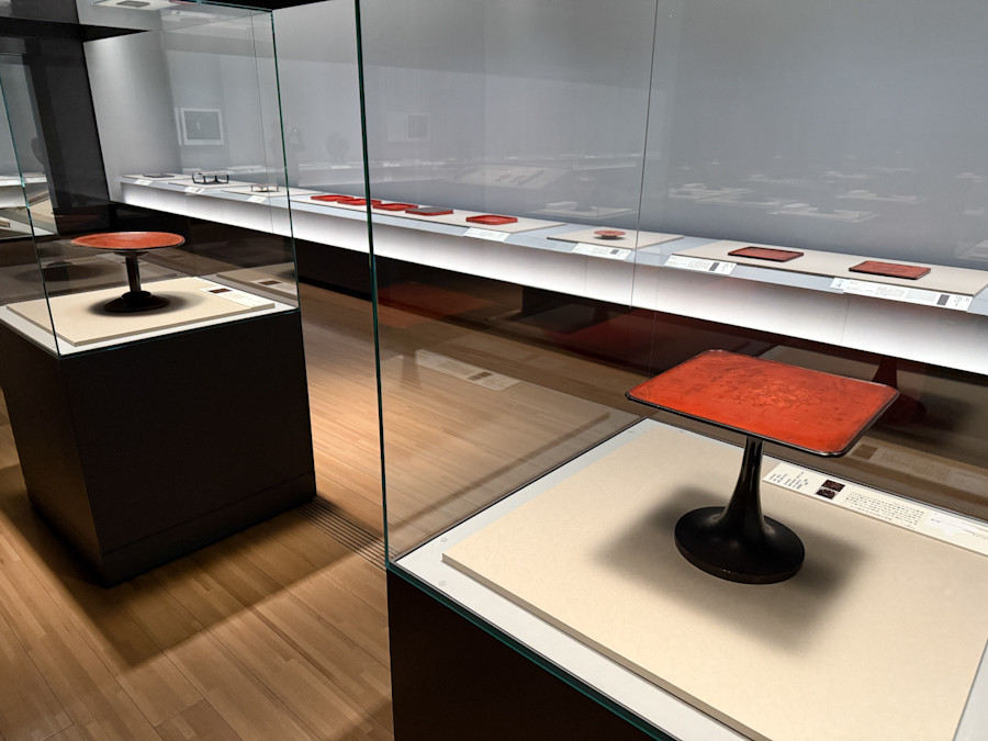 朱漆器「根来」を紹介する展覧会 ― サントリー美術館で開催 | ニュース