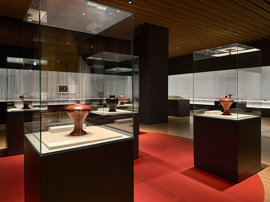 朱漆器「根来」を紹介する展覧会 ― サントリー美術館で開催 | ニュース