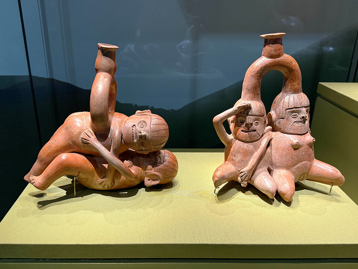 森アーツセンターギャラリー「CREVIA マチュピチュ展」会場より　（左から）《祖先的存在間の性交》《祖先的存在間の自慰》ともに サリナール文化（紀元前500年～西暦300年）（ラルコ博物館）　©MUSEO LARCO LIMA - PERU