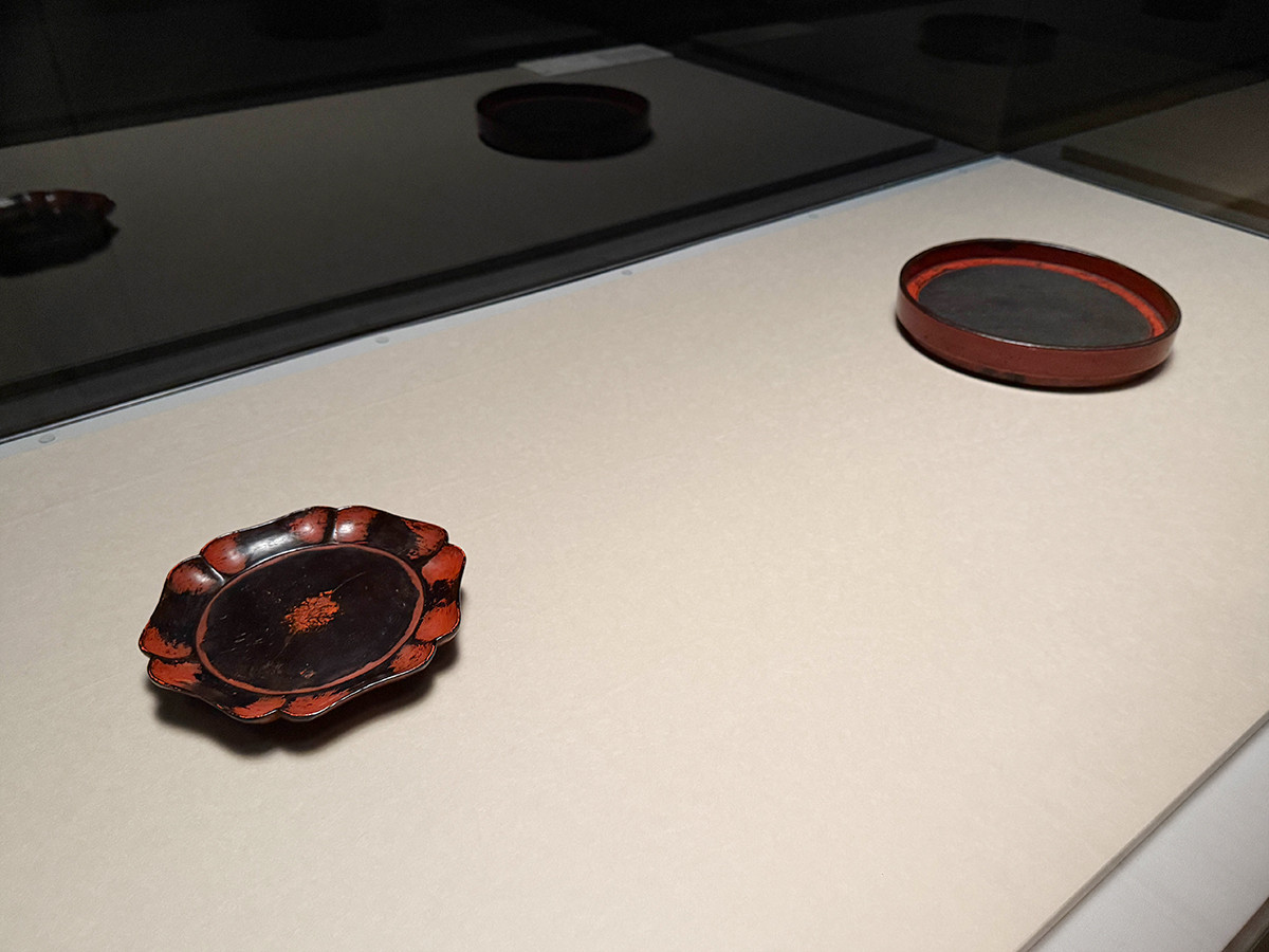 サントリー美術館「NEGORO　根来 — 赤と黒のうるし」会場より　第3章「根来回帰と新境地」　手前《輪花盆》一枚　京都・北村美術館　黒澤明旧蔵【通期展示】