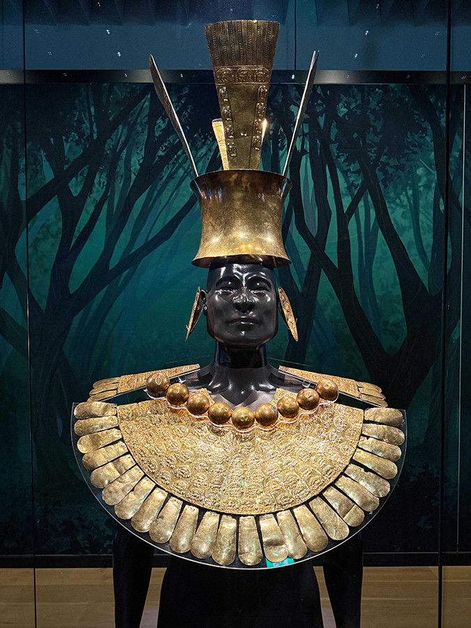 森アーツセンターギャラリー「CREVIA マチュピチュ展」会場より　《王冠》《耳飾り》《首飾り》《肩章》《胸飾り》すべて チムー文化（西暦1100年～1470年）（ラルコ博物館）　©MUSEO LARCO LIMA - PERU