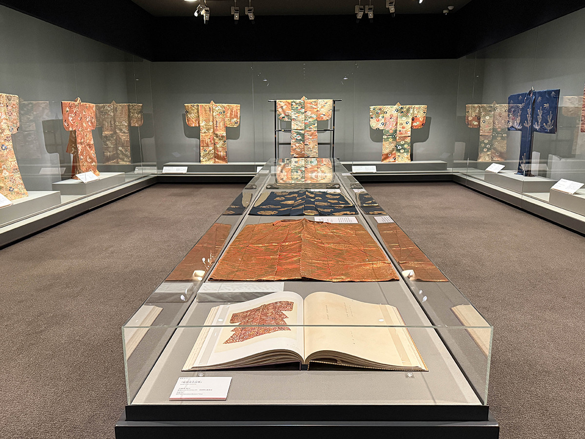 泉屋博古館東京「もてなす美 ― 能と茶のつどい」会場より　第1章　謡い、舞い、演じるために ― 住友コレクションの能装束