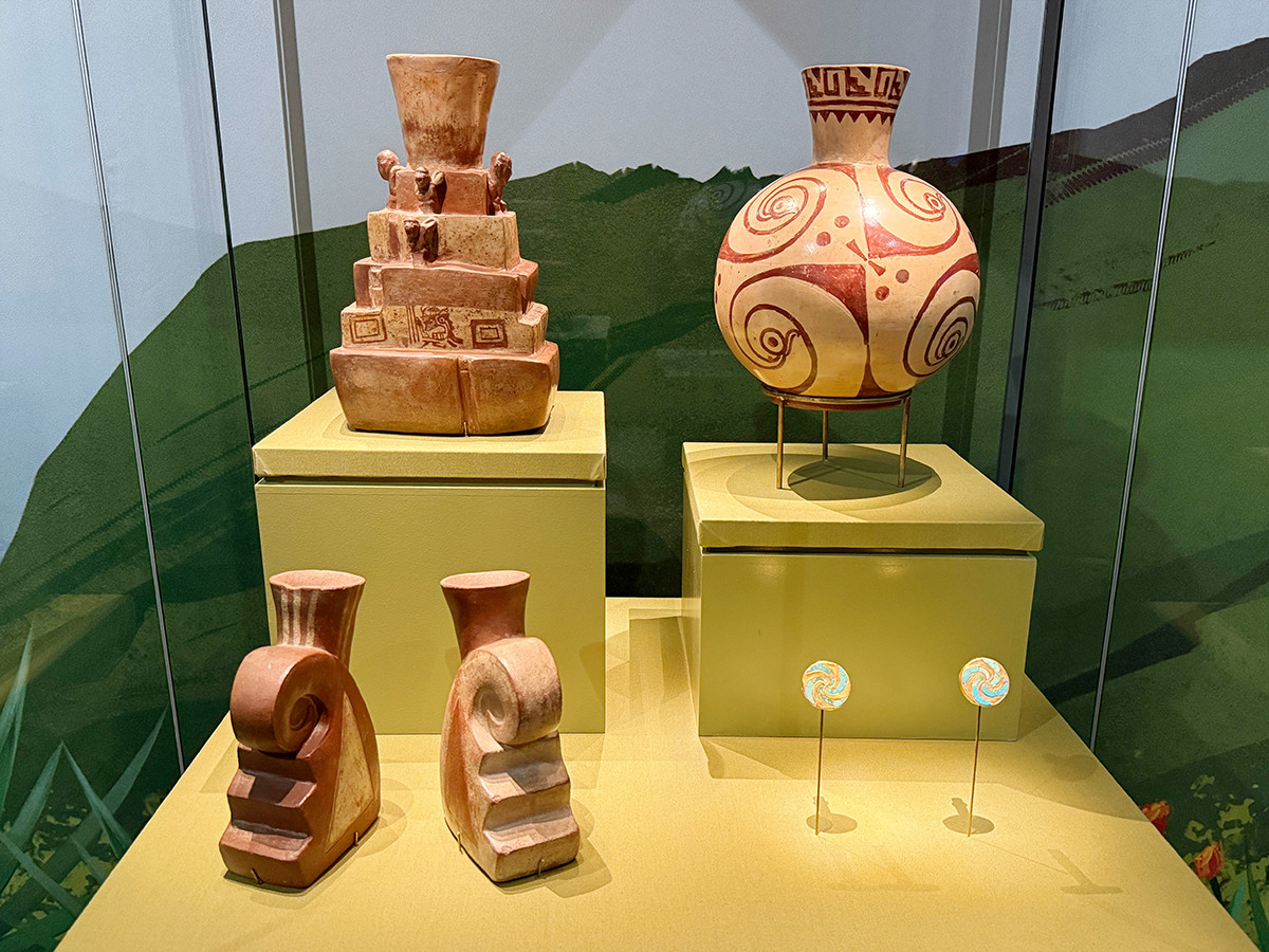 森アーツセンターギャラリー「CREVIA マチュピチュ展」会場より (左上から時計まわり)《階段状のピラミッド型神殿》《つながりの象徴》《螺旋模様の耳飾り》《螺旋状の象徴を配した三角形の階段》(西暦100年~800年)(ラルコ博物館) ©MUSEO LARCO LIMA - PERU