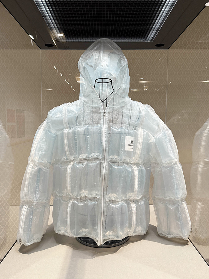 泉屋博古館東京「もてなす美 ― 能と茶のつどい」会場より　特集展示　染・織・刺繍をいろどる金属、そして新たな可能性　《DOWN-LESS DOWN JACKET》住友金属鉱山株式会社　2023年