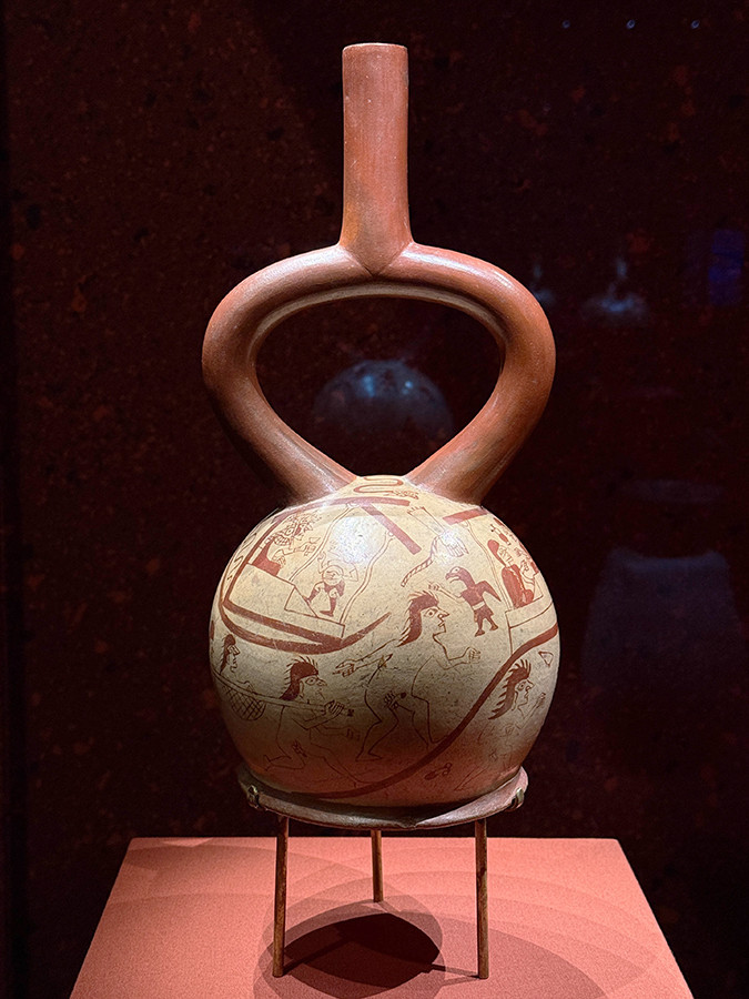 森アーツセンターギャラリー「CREVIA マチュピチュ展」会場より　《裸体の捕虜戦士の行列》モチェ文化（西暦100年～800年）（ラルコ博物館）　©MUSEO LARCO LIMA - PERU