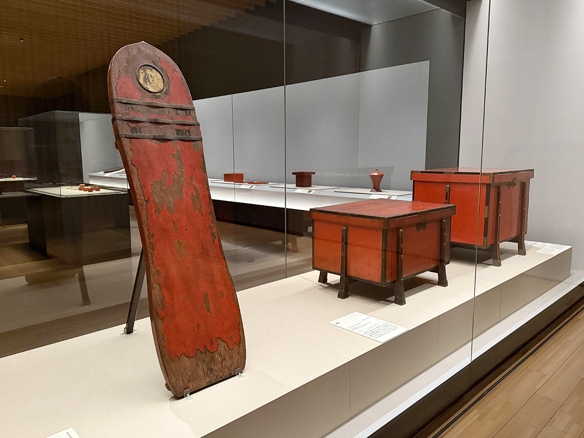 第2章「根来とその周辺」　手前：重要文化財《楯》二面　鎌倉時代　嘉元3年（1305）奈良・大神神社【展示期間：通期展示（入替あり）】