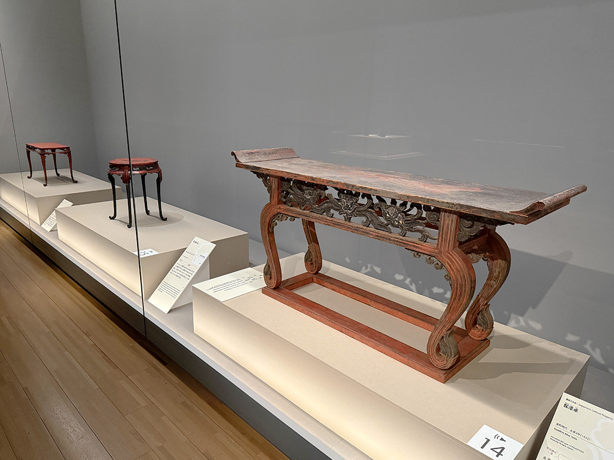 サントリー美術館「NEGORO　根来 — 赤と黒のうるし」会場より　第2章「根来とその周辺」　手前：重要文化財《髹漆卓》室町時代　永享4年（1432）　京都・岩王寺【展示期間：12月15日まで】