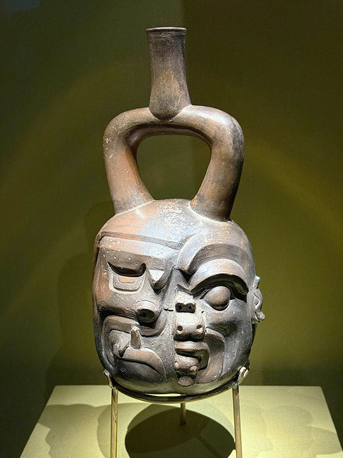 森アーツセンターギャラリー「CREVIA マチュピチュ展」会場より　《シャーマンの変容》クピスニケ文化（紀元前1250年～100年）（ラルコ博物館）　©MUSEO LARCO LIMA - PERU