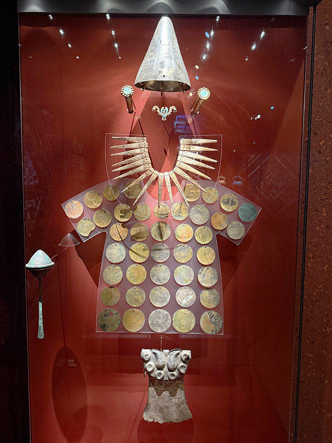 森アーツセンターギャラリー「CREVIA マチュピチュ展」会場より　《戦士の兜》《戦士の耳飾り》《ロープを持つ男性を表した鼻飾り》《貝殻の「放射状」首飾り》《金箔装飾を施された戦士のシャツ（復元品）》《戦士の王杖形儀礼刀》《戦士の尾てい骨の防具》すべて モチェ文化（西暦100年～800年）（ラルコ博物館）　©MUSEO LARCO LIMA - PERU