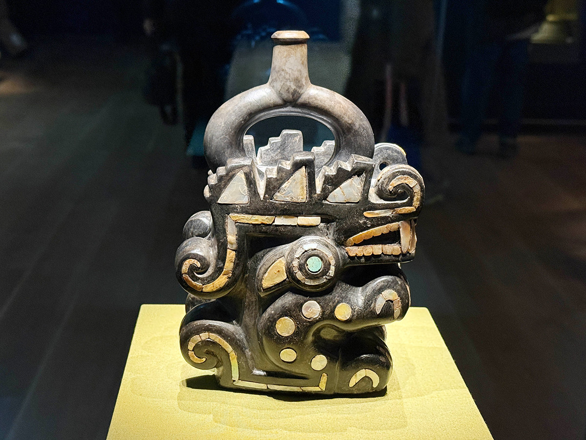 森アーツセンターギャラリー「CREVIA マチュピチュ展」会場より 《神話上の動物を表現した彫刻》モチェ文化(西暦100年~800年)(ラルコ博物館) ©MUSEO LARCO LIMA - PERU