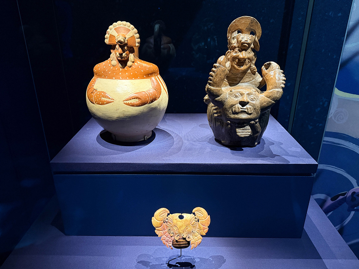 森アーツセンターギャラリー「CREVIA マチュピチュ展」会場より　（左上から時計回り）《カニの姿をしたアイ・アパエック》《カニと戦うアイ・アパエック》《カニのモチーフの鼻飾り》すべて モチェ文化（西暦100年～800年）（ラルコ博物館）　©MUSEO LARCO LIMA - PERU