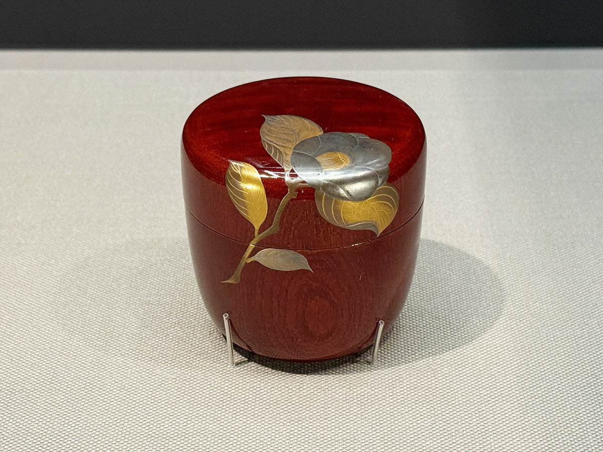 泉屋博古館東京「もてなす美 ― 能と茶のつどい」会場より　《椿蒔絵棗》原羊遊斎　江戸時代・19世紀　泉屋博古館東京