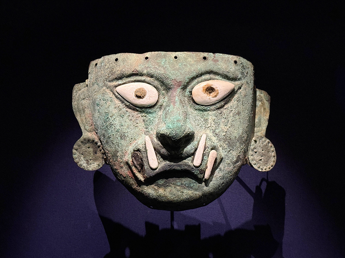 森アーツセンターギャラリー「CREVIA マチュピチュ展」会場より 《アイ・アパエックの顔を表した埋葬用仮面》モチェ文化(西暦100年~800年)(ラルコ博物館) ©MUSEO LARCO LIMA - PERU