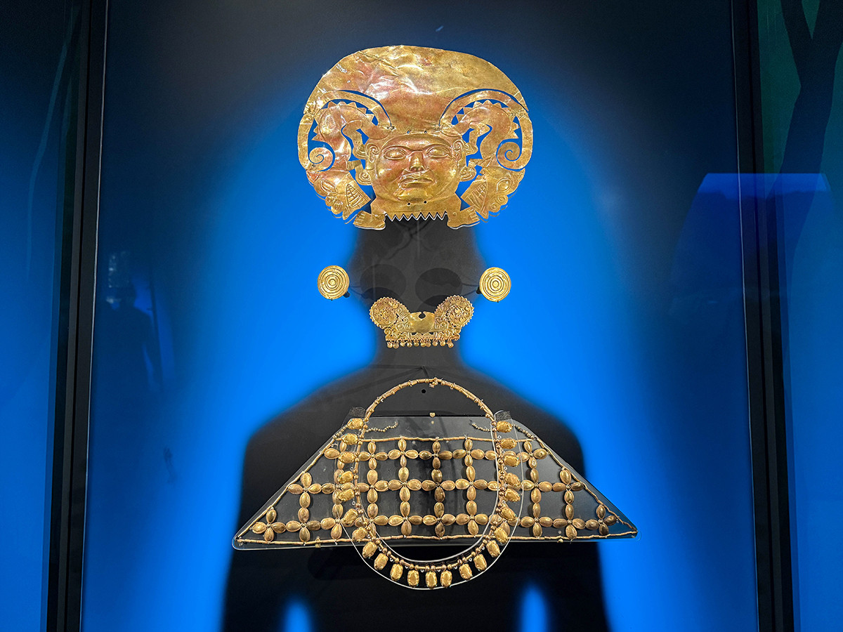 森アーツセンターギャラリー「CREVIA マチュピチュ展」会場より 《人間の顔と獰猛なネコ科動物が表された頭飾り》《円形装飾のあしらわれた二種類の金属の耳飾り》《獰猛なネコ科動物と頭をもちあげたヘビの装飾のついた鼻飾り》《カボチャの種を模した花模様の首飾り》《カエルモチーフの首飾り金》すべて モチェ文化(西暦100年~800年)(ラルコ博物館) ©MUSEO LARCO LIMA - PERU