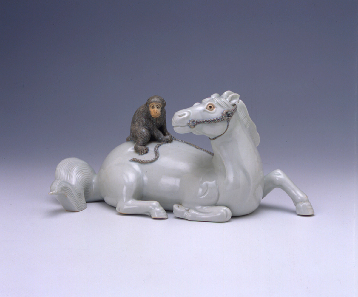《白磁染付馬猿置物》