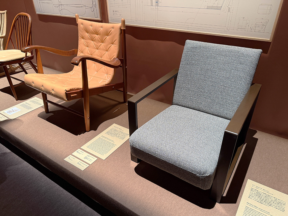 ヒカリエホール「ハンス・ウェグナー展」会場より (右手前から)ハンス・ウェグナー《ファーストチェア 2024年復刻版》(1931)織田コレクション / ハンス・ウェグナー《セカンドチェア 2024年復刻版》(1938)織田コレクション