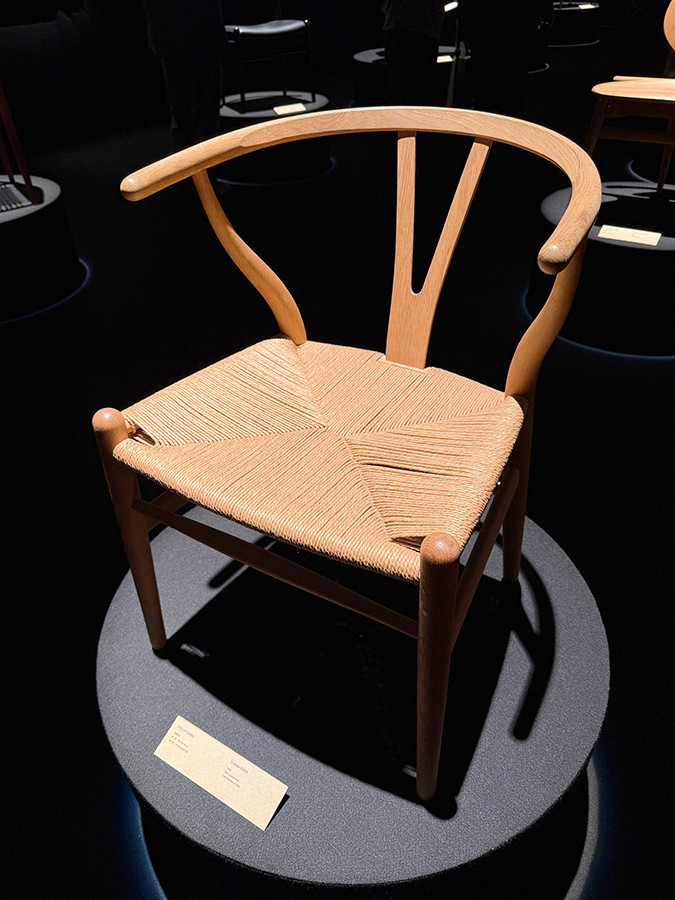 ヒカリエホール「ハンス・ウェグナー展」会場より　ハンス・ウェグナー《Yチェア（CH24）》1950　織田コレクション