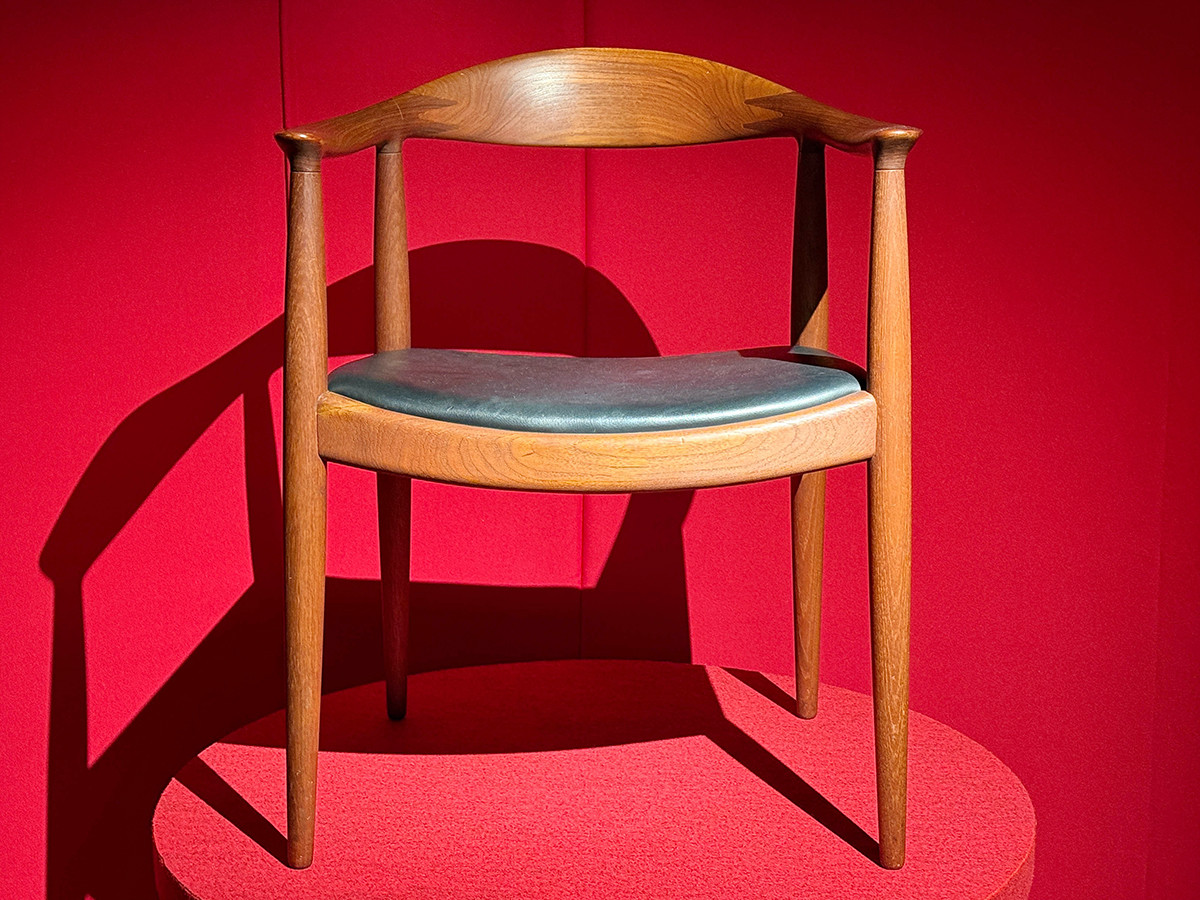 ヒカリエホール「ハンス・ウェグナー展」会場より　ハンス・ウェグナー《ザ・チェア（JH503）》1949　織田コレクション