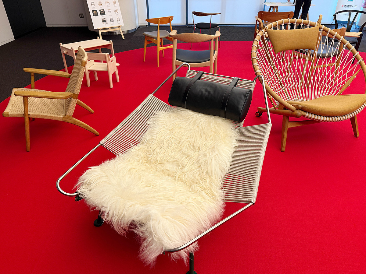 ヒカリエホール「ハンス・ウェグナー展」会場より ウェグナーの椅子を体感