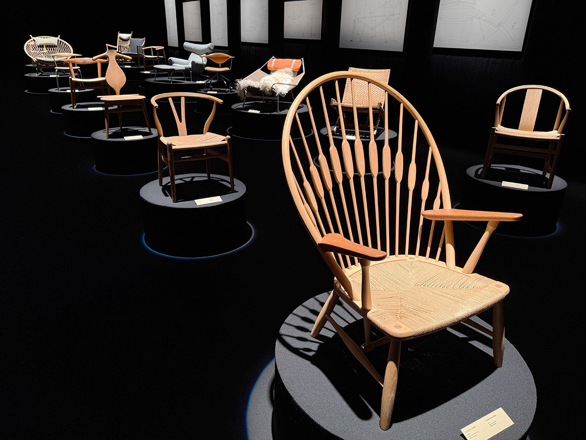 ヒカリエホール「ハンス・ウェグナー展」会場より 3章「名作椅子」