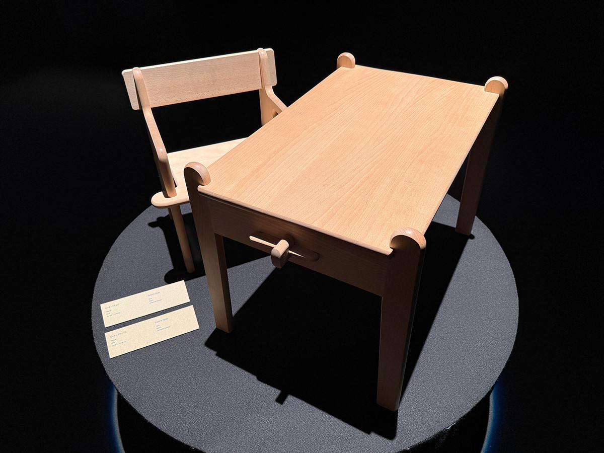 ヒカリエホール「ハンス・ウェグナー展」会場より ハンス・ウェグナー《ピーターズチェア》《ピーターズテーブル》(1944)織田コレクション