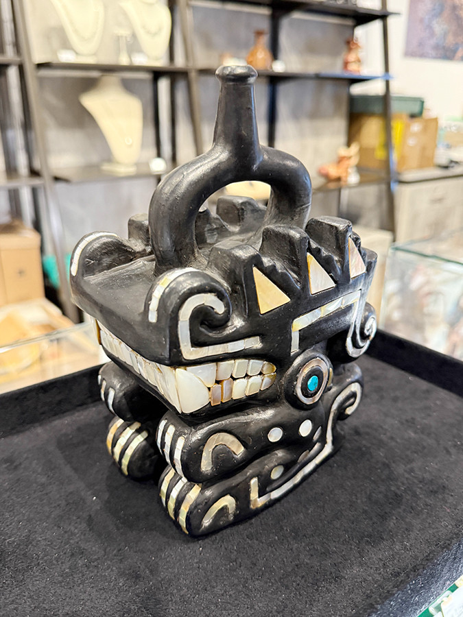 ネコ科動物の陶器像