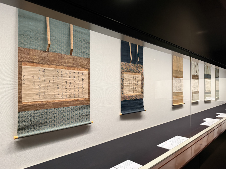 三井記念美術館「国宝 熊野御幸記と藤原定家の書 ―茶道具・かるた・歌仙絵とともに―」会場